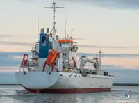 बादबानी जहाज बेचने के लिए